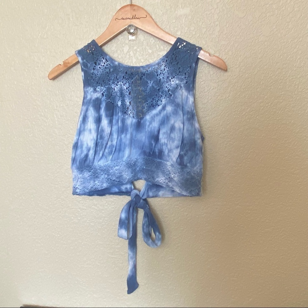 Illa Illa tie dye super crop top crochet lace tie back blue and white‎ large